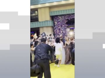 El vídeo del "troll más odiado del mundo" abalanzándose sobre Ariana Grande en la premiere de 'Wicked: For Good'