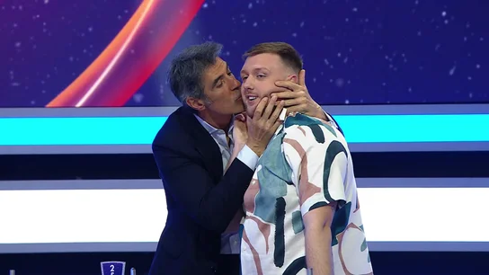 El beso de Jorge Fernández a Fernando tras su espectacular remontada El beso de Jorge Fernández a Fernando tras su espectacular remontada
