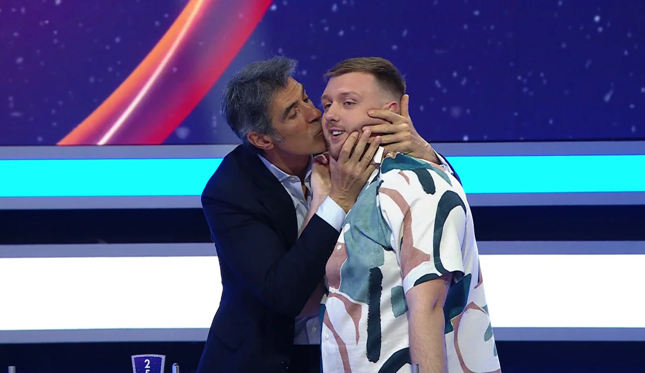 El beso de Jorge Fernández a Fernando tras su espectacular remontada