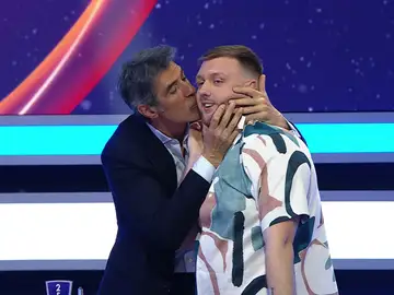 El beso de Jorge Fernández a Fernando tras su espectacular remontada El beso de Jorge Fernández a Fernando tras su espectacular remontada