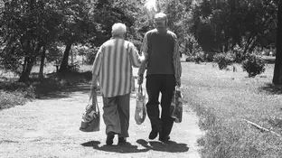 Pareja de ancianos caminando Pareja de ancianos caminando