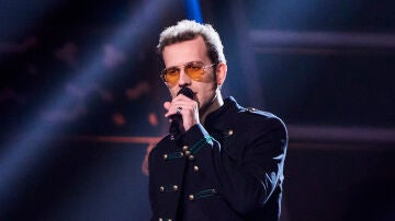 El poder de Jake Miagra llena el escenario con una versión inolvidable de David Bowie