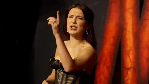 Millie Bobby Brown, enfadada con los fotógrafos en la premiere de Stranger Things 5 en Londres Millie Bobby Brown, enfadada con los fotógrafos en la premiere de Stranger Things 5 en Londres