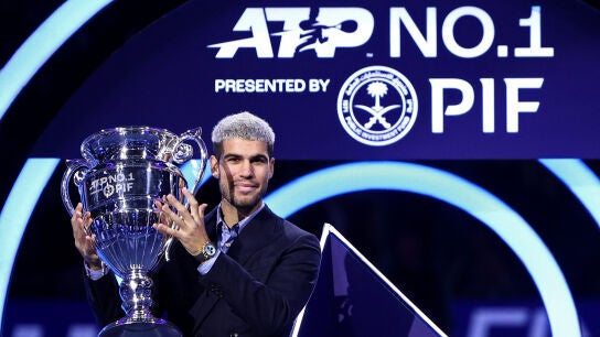 Carlos Alcaraz, con el trofeo que le acredita como el n&uacute;mero 1 de 2025