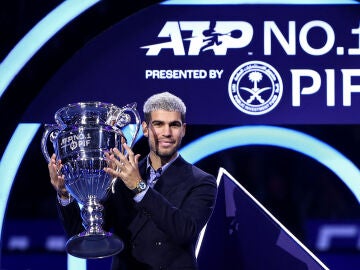 Carlos Alcaraz, con el trofeo que le acredita como el número 1 de 2025