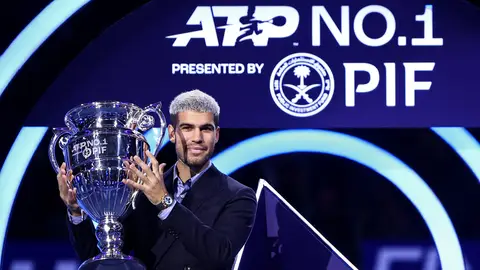 Carlos Alcaraz, con el trofeo que le acredita como el número 1 de 2025 Carlos Alcaraz, con el trofeo que le acredita como el número 1 de 2025