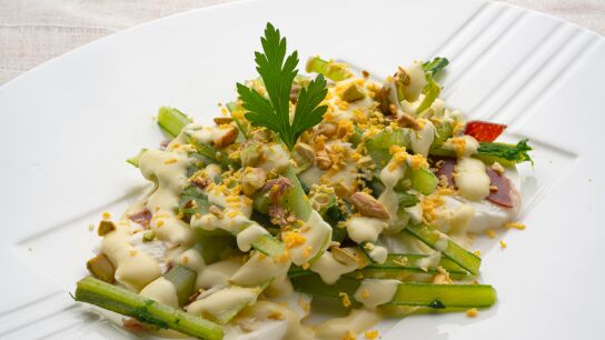Ensalada templada de borraja, mozzarella y vinagreta de mostaza: una receta f&aacute;cil, refrescante y saludable