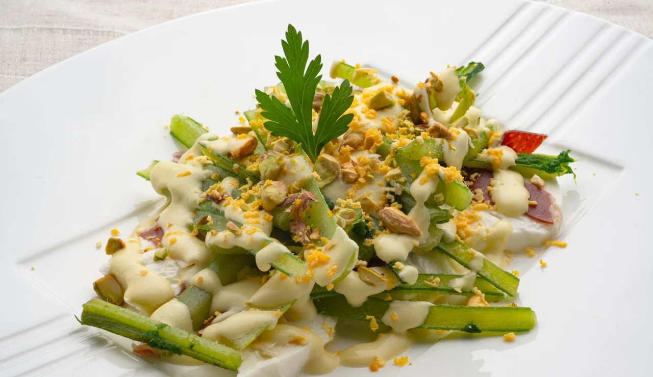 Ensalada templada de borraja, mozzarella y vinagreta de mostaza: una receta fácil, refrescante y saludable