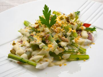 Ensalada templada de borraja, mozzarella y vinagreta de mostaza: una receta fácil, refrescante y saludable