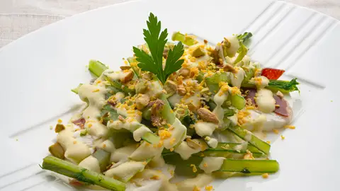 Ensalada templada de borraja, mozzarella y vinagreta de mostaza: una receta fácil, refrescante y saludable Ensalada templada de borraja, mozzarella y vinagreta de mostaza: una receta fácil, refrescante y saludable