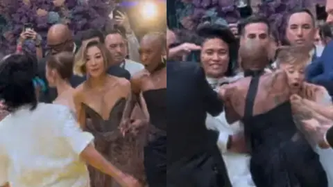 El momento en el que un fan asalta a Ariana Grande en la premiere de Wicked 2 en Singapur El momento en el que un fan asalta a Ariana Grande en la premiere de Wicked 2 en Singapur