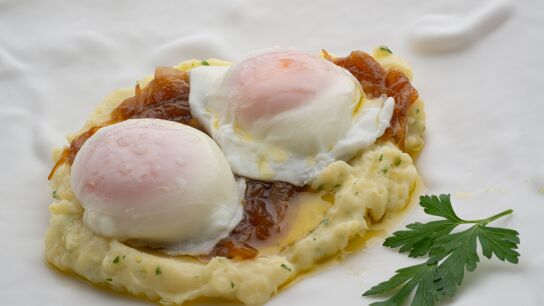&iexcl;Irresistibles! Karlos Argui&ntilde;ano nos ense&ntilde;a a preparar huevos escalfados con pur&eacute; de patata y cebolla confitada