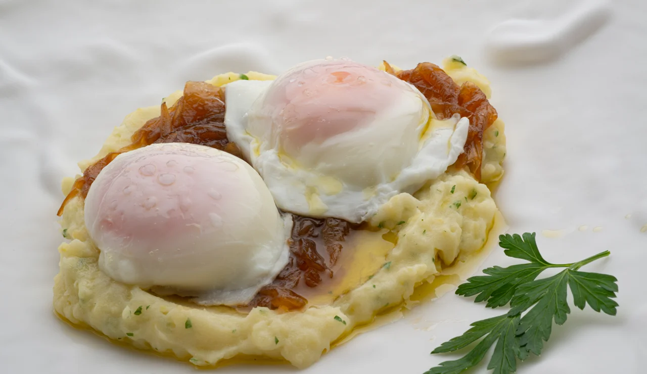 ¡Irresistibles! Karlos Arguiñano nos enseña a preparar huevos escalfados con puré de patata y cebolla confitada