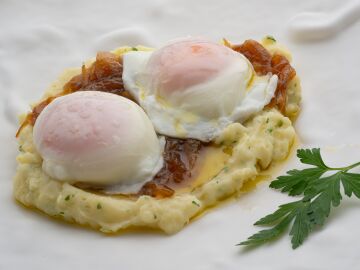 &iexcl;Irresistibles! Karlos Argui&ntilde;ano nos ense&ntilde;a a preparar huevos escalfados con pur&eacute; de patata y cebolla confitada