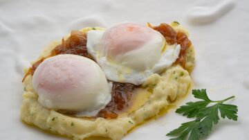 ¡Irresistibles! Karlos Arguiñano nos enseña a preparar huevos escalfados con puré de patata y cebolla confitada