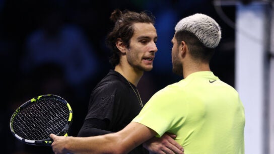 Lorenzo Musetti felicita a Carlos Alcaraz tras su partido en Tur&iacute;n