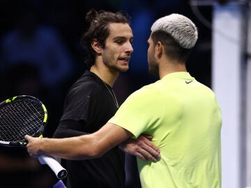 Lorenzo Musetti felicita a Carlos Alcaraz tras su partido en Turín