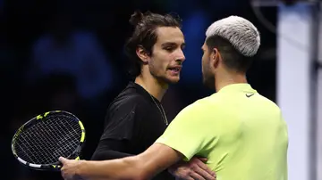 Lorenzo Musetti felicita a Carlos Alcaraz tras su partido en Turín Lorenzo Musetti felicita a Carlos Alcaraz tras su partido en Turín