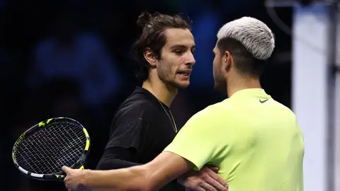 Lorenzo Musetti felicita a Carlos Alcaraz tras su partido en Turín Lorenzo Musetti felicita a Carlos Alcaraz tras su partido en Turín