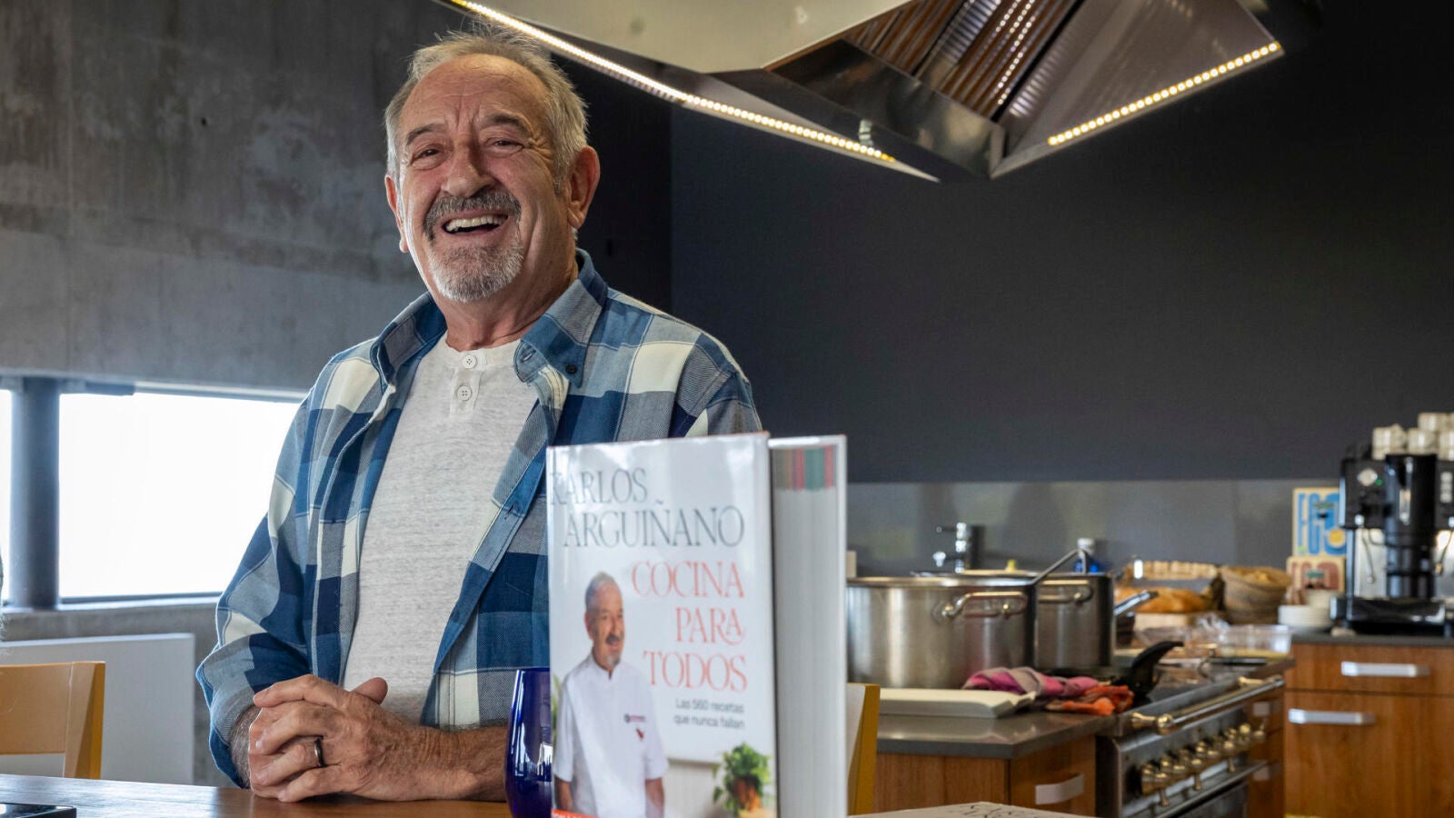 Karlos Arguiñano publica 'Cocina para todos. Las 560 recetas que nunca fallan', un libro con platos sencillos, saludables y baratos 