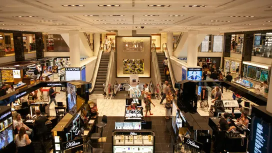 Imagen del interior de un centro comercial Imagen del interior de un centro comercial