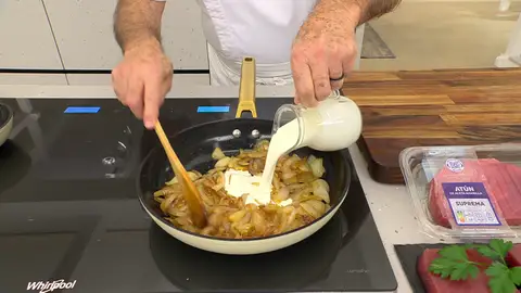 Agrega el azúcar y sigue cocinándolas Agrega el azúcar y sigue cocinándolas