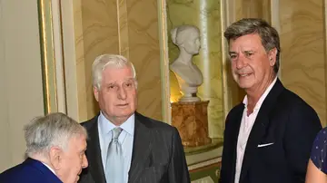 Carlos Fitz-James Stuart, el duque de Alba, y su hermano Cayetano Martínez de Irujo Carlos Fitz-James Stuart, el duque de Alba, y su hermano Cayetano Martínez de Irujo