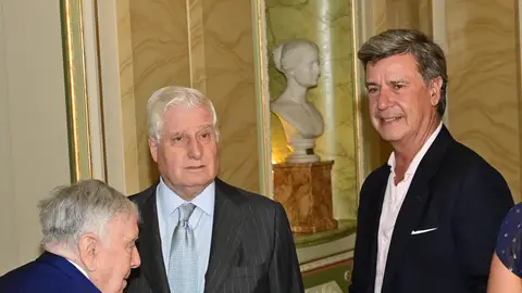 Carlos Fitz-James Stuart, el duque de Alba, y su hermano Cayetano Martínez de Irujo Carlos Fitz-James Stuart, el duque de Alba, y su hermano Cayetano Martínez de Irujo