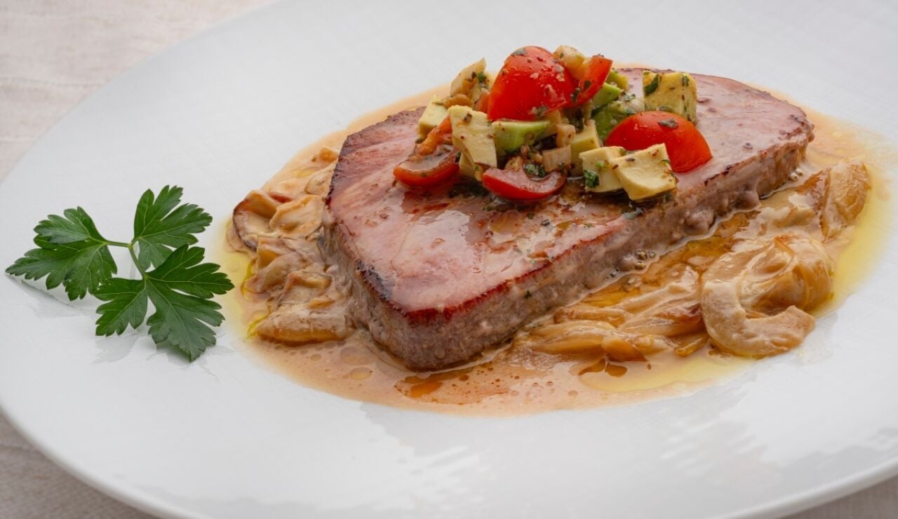 At&uacute;n con salsa de cebolla y vinagreta de aguacate