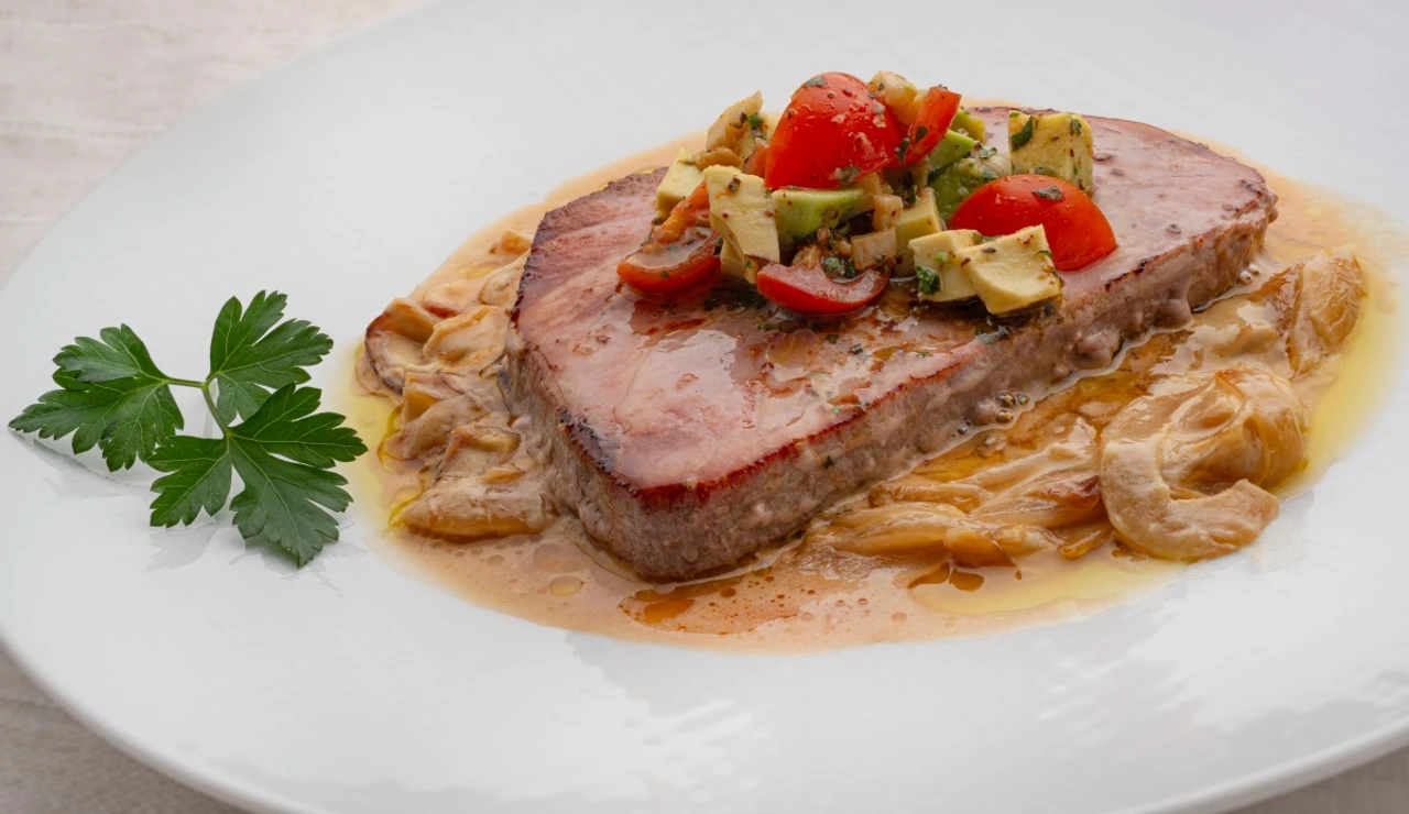 Atún con salsa de cebolla y vinagreta de aguacate