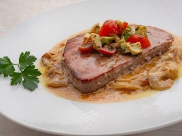 At&uacute;n con salsa de cebolla y vinagreta de aguacate