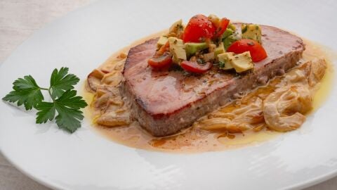 Atún con salsa de cebolla y vinagreta de aguacate