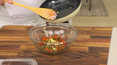 Agrega el ají, el orégano, el cilantro y los ajos Agrega el ají, el orégano, el cilantro y los ajos