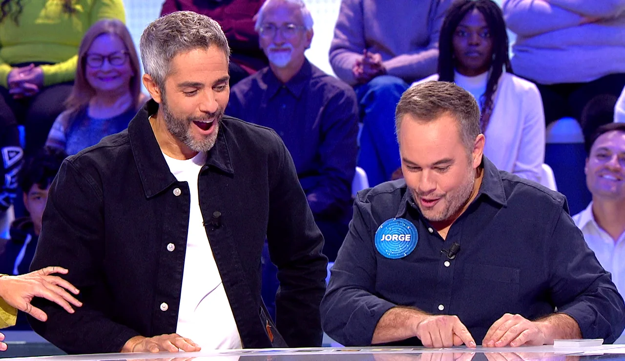 La fascinante magia de Jorge Blass dedicada a Roberto Leal: “Estas cartas dicen cosas de tu personalidad”