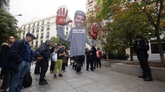 Manifestantes durante la comparecencia de Maz&oacute;n en Madrid