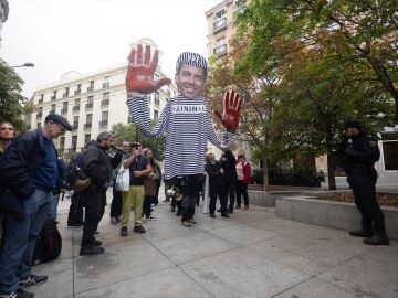 Manifestantes durante la comparecencia de Mazón en Madrid