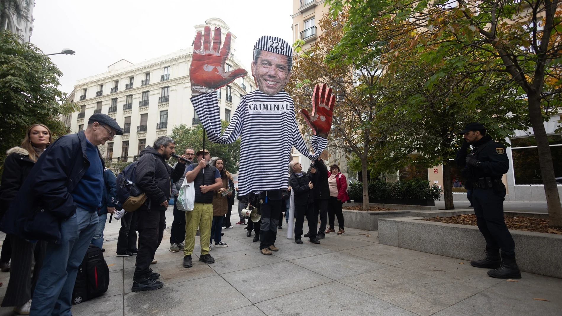 Manifestantes durante la comparecencia de Mazón en Madrid Manifestantes durante la comparecencia de Mazón en Madrid