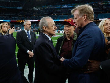 Florentino P&eacute;rez saluda a Roger Goodell, comisionado de la NFL