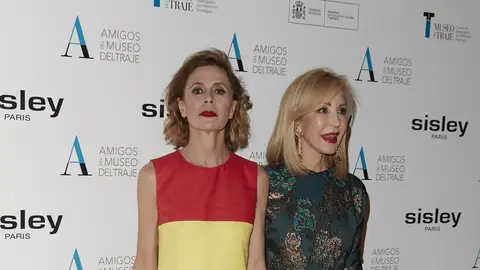 Carmen Lomana y Ágatha Ruiz de la Prada en un evento Carmen Lomana y Ágatha Ruiz de la Prada en un evento