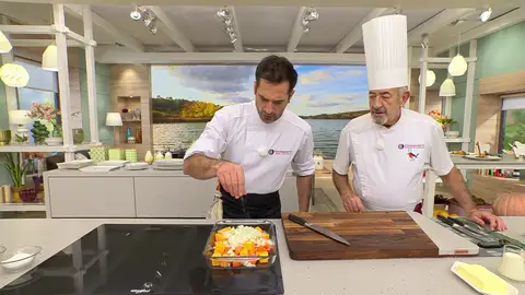 Sazona las hortalizas, riégalas con un par de cucharadas de aceite y hornéalas Sazona las hortalizas, riégalas con un par de cucharadas de aceite y hornéalas