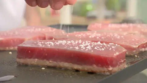 Sazona las supremas de atún, extiéndelas sobre la plancha y cocínalas Sazona las supremas de atún, extiéndelas sobre la plancha y cocínalas