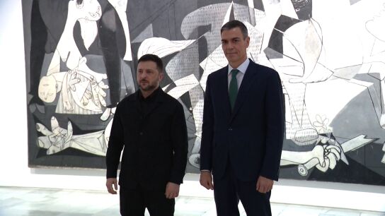 Zelenski ante el 'Gernika' de Picasso tras firmar acuerdos de ayuda con Espa&ntilde;a por valor de m&aacute;s de 800 millones de euros