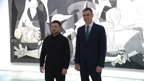 Zelenski ante el 'Gernika' de Picasso tras firmar acuerdos de ayuda con España por valor de más de 800 millones de euros Zelenski ante el 'Gernika' de Picasso tras firmar acuerdos de ayuda con España por valor de más de 800 millones de euros