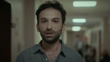 El pasado que Harun no puede borrar: su hermana murió ante sus ojos y cambió su destino para siempre El pasado que Harun no puede borrar: su hermana murió ante sus ojos y cambió su destino para siempre