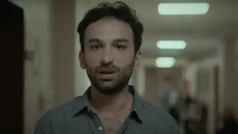 El pasado que Harun no puede borrar: su hermana murió ante sus ojos y cambió su destino para siempre El pasado que Harun no puede borrar: su hermana murió ante sus ojos y cambió su destino para siempre