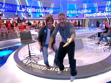 A Hugo Salazar le sube ‘La bilirrubina’: saca a bailar a Roberto Leal... ¡sin saber si ha acertado! A Hugo Salazar le sube ‘La bilirrubina’: saca a bailar a Roberto Leal... ¡sin saber si ha acertado!