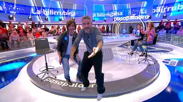 A Hugo Salazar le sube ‘La bilirrubina’: saca a bailar a Roberto Leal... ¡sin saber si ha acertado! A Hugo Salazar le sube ‘La bilirrubina’: saca a bailar a Roberto Leal... ¡sin saber si ha acertado!