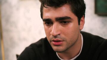 Pelin vuelve a mentir mientras Ferit le revela a Seyran lo que realmente pasó la noche que se acostaron 