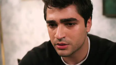 Pelin vuelve a mentir mientras Ferit le revela a Seyran lo que realmente pasó la noche que se acostaron Pelin vuelve a mentir mientras Ferit le revela a Seyran lo que realmente pasó la noche que se acostaron