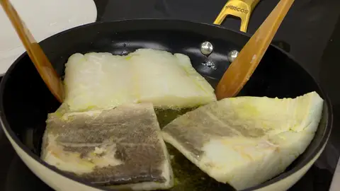 Introduce los lomos de bacalao y cocínalos a fuego medio Introduce los lomos de bacalao y cocínalos a fuego medio
